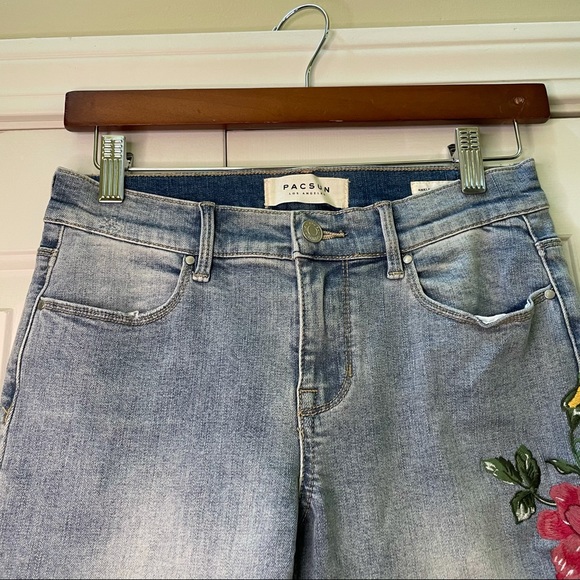 PacSun light wash embroidered jeans NWOT - Picture 3 of 8